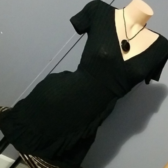 Dresses & Skirts - Stunning Chic & Sexy Faux Wrap Dress